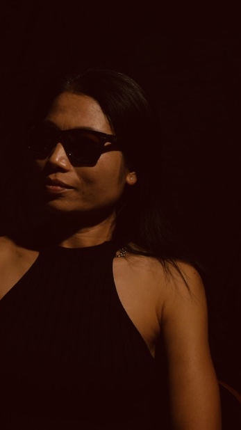 Amber, Three-Quarter