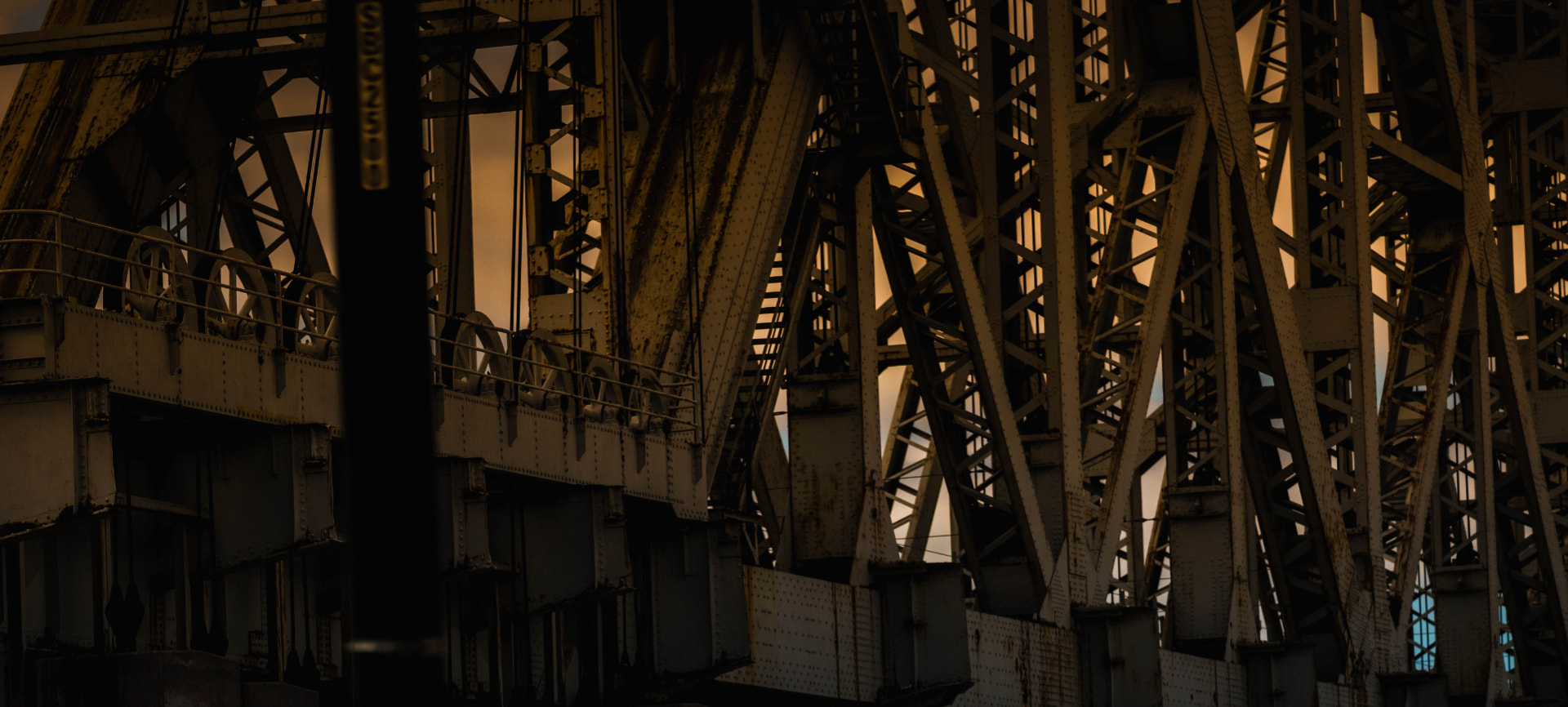 Bridge Iron, Amber